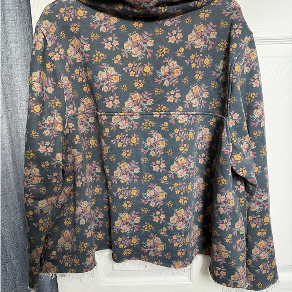 Natural Life Floral Patterned Top - Picture 4 of 4